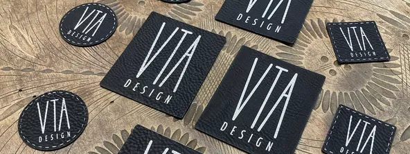 Vlastní logo na stříbrnočerné kožence. Stříbrané logo na černé kožence.
