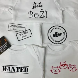 Vlastní motivy nažehlené na dětských bodýčkách. Různobarevné nažehlovací motivy na dětských bodýčkách.