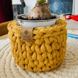 Štítek na háčkovaném košíčku. Handmade štítek na háčkovaném košíčku.