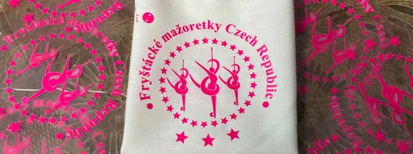 Nažehlovací logo na mikinu klubu. Růžová nažehlovačka vlastního loga.