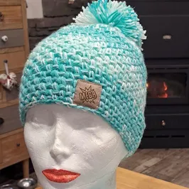 Hláška pro puberťáky našitá na čepici. Pletená čepice s našitým koženkovým štítkem.