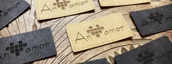 Štítky z pratelného papíru vyrobené na zakázku. Na zakázku gravírované logo do pratelného papíru.